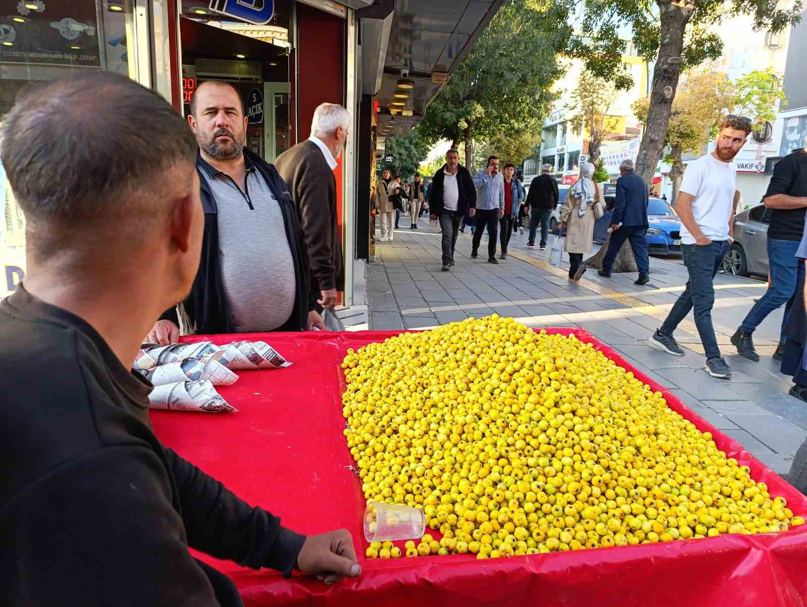 Kışın habercisi alıç, tezgahtaki yerini aldı
