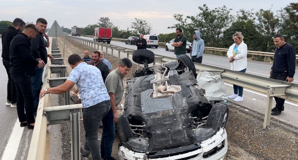 Kadın sürücü metrelerce savrulan araçtan yaralı kurtuldu
