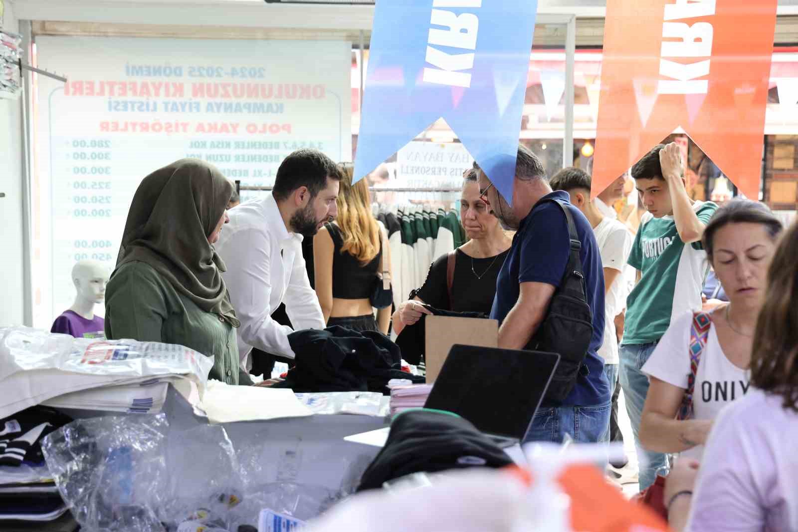 Veli dostu mağaza okul kıyafetinde indirim yapınca izdiham oluştu
