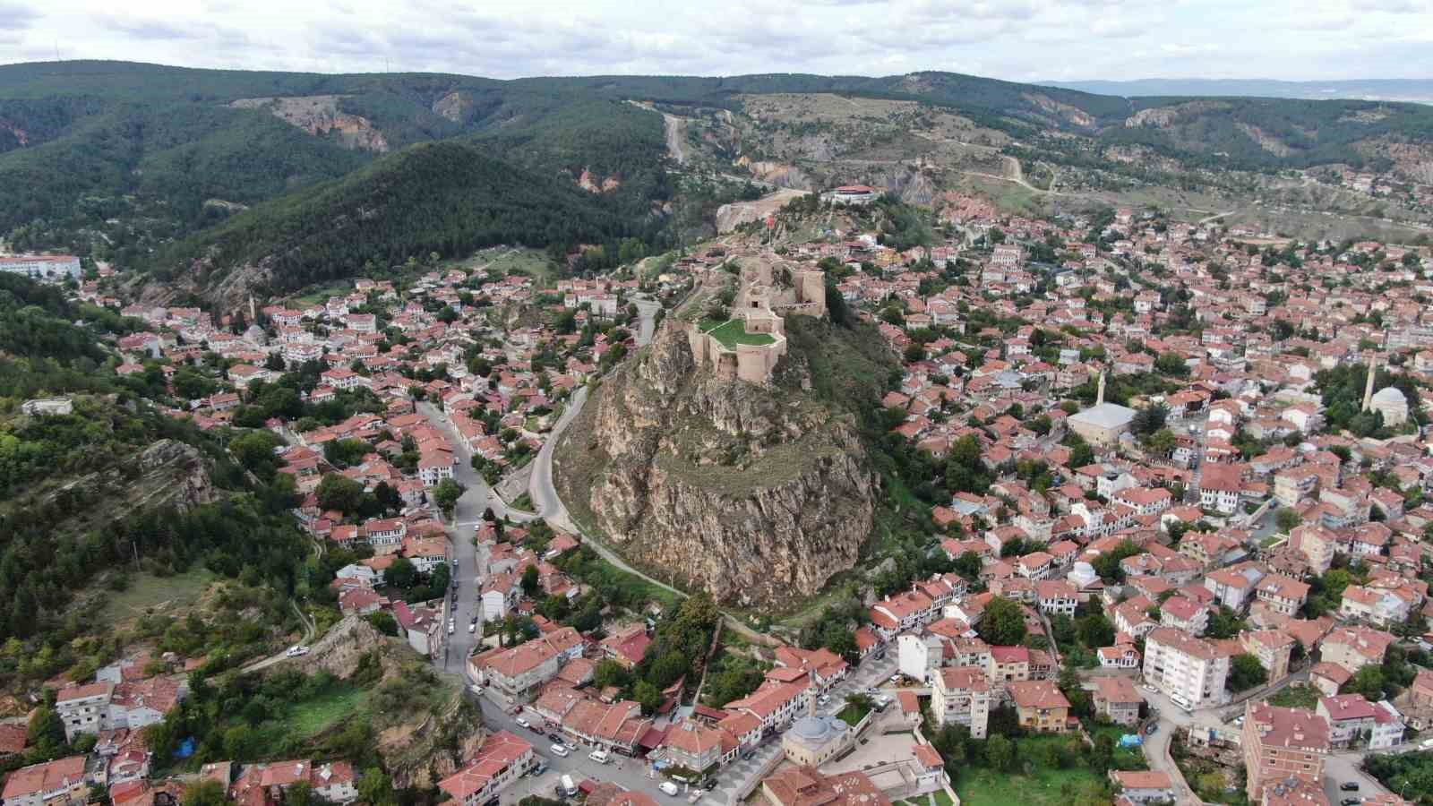 Tarihi kaleye deprem önlemi: Kayaların üzeri çelik ağlarla örülüyor
