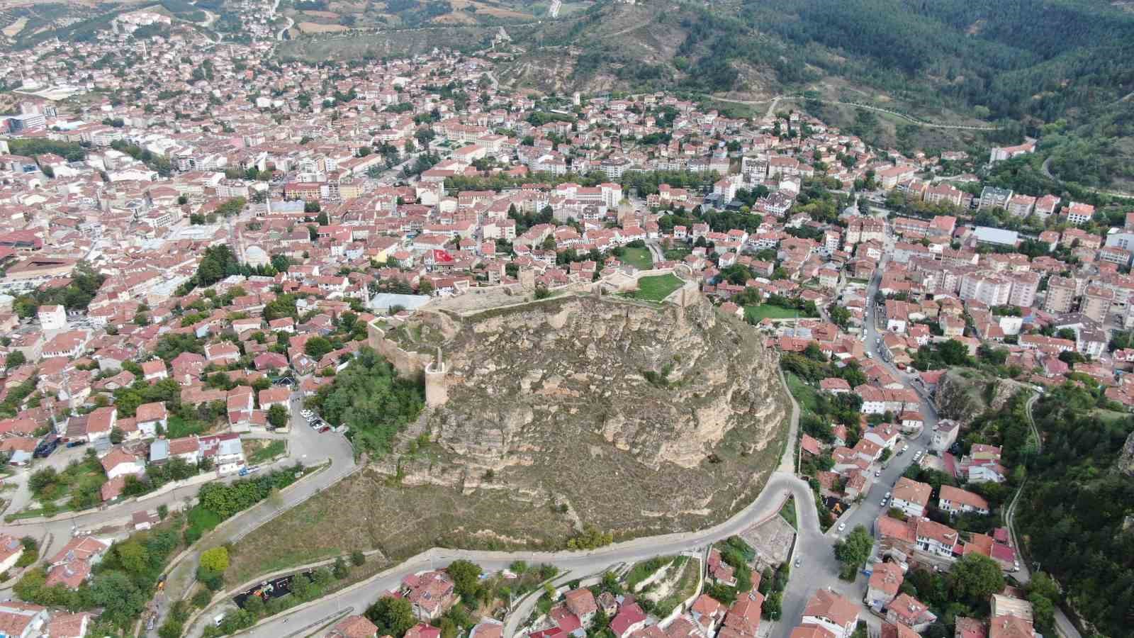 Tarihi kaleye deprem önlemi: Kayaların üzeri çelik ağlarla örülüyor
