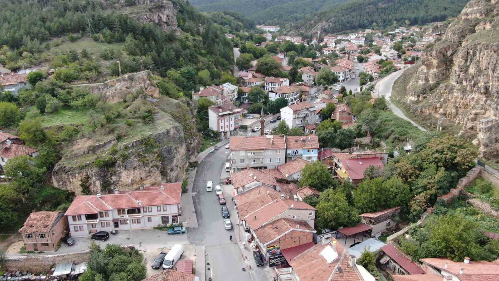 Tarihi kaleye deprem önlemi: Kayaların üzeri çelik ağlarla örülüyor
