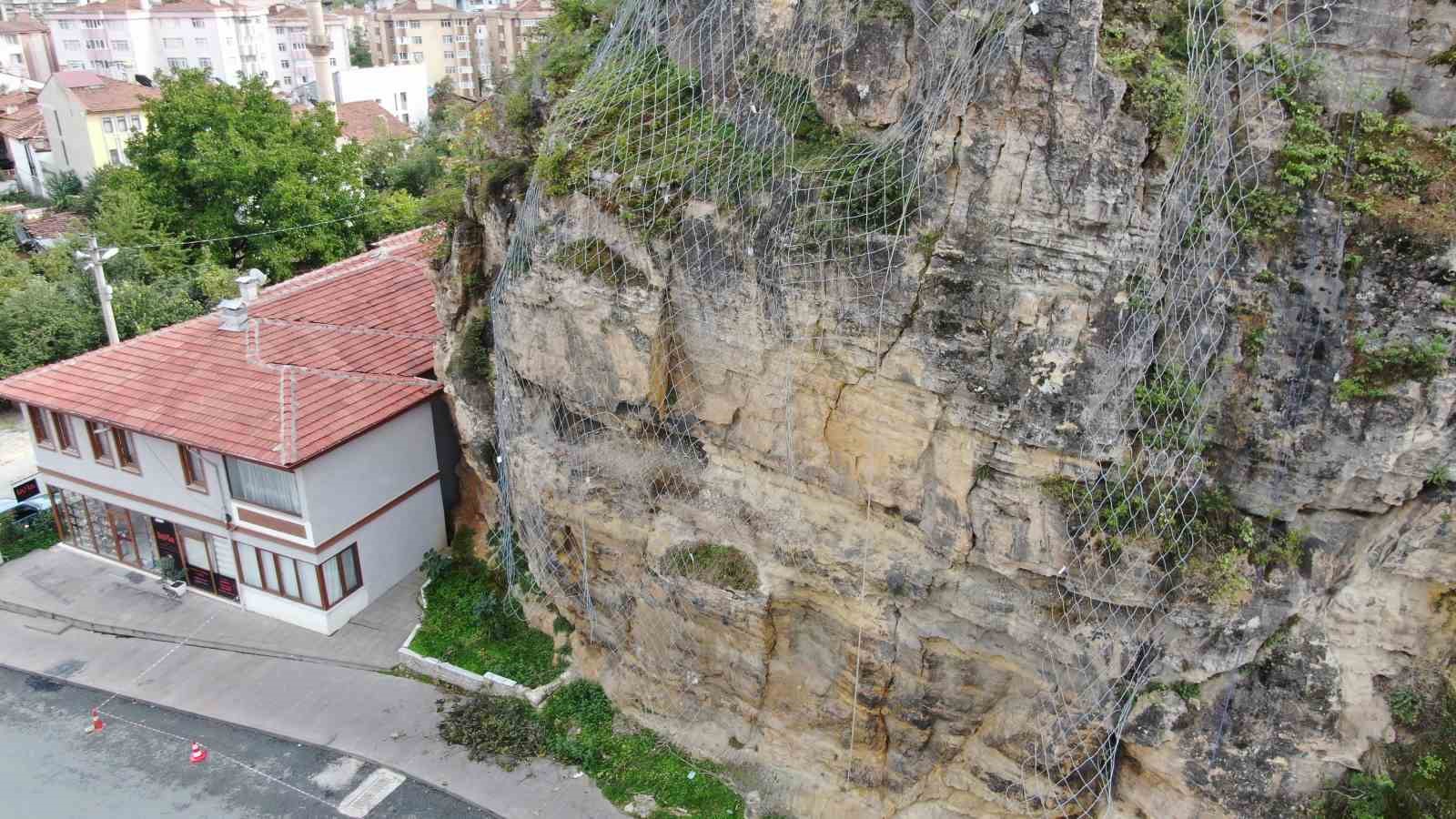 Tarihi kaleye deprem önlemi: Kayaların üzeri çelik ağlarla örülüyor
