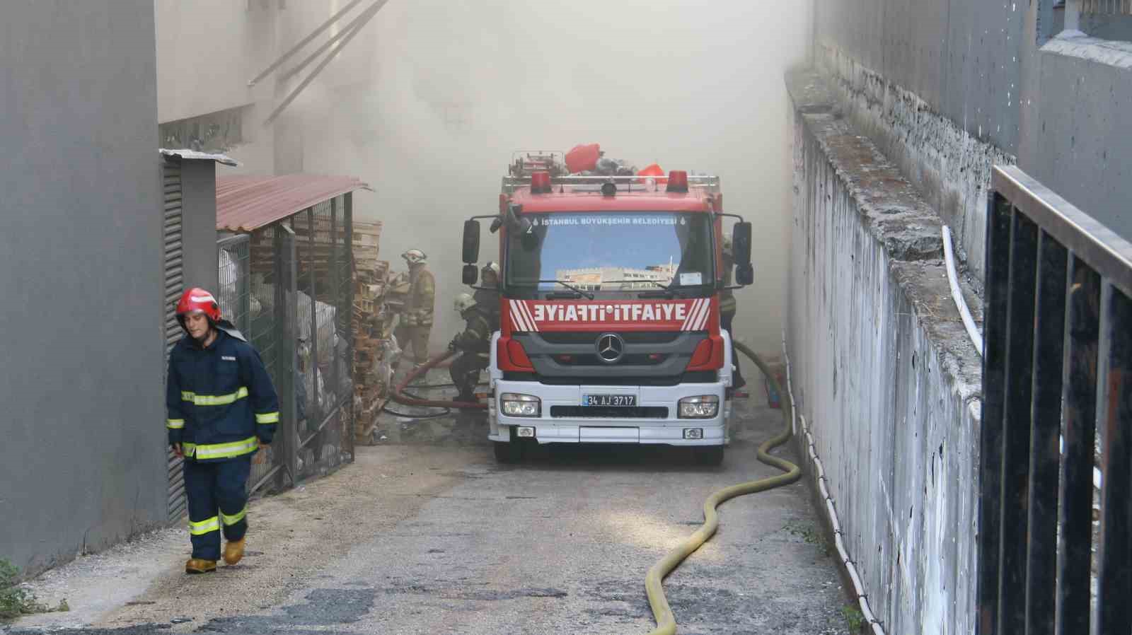 Kimya fabrikasında çıkan yangın 2 saatin sonunda söndürüldü
