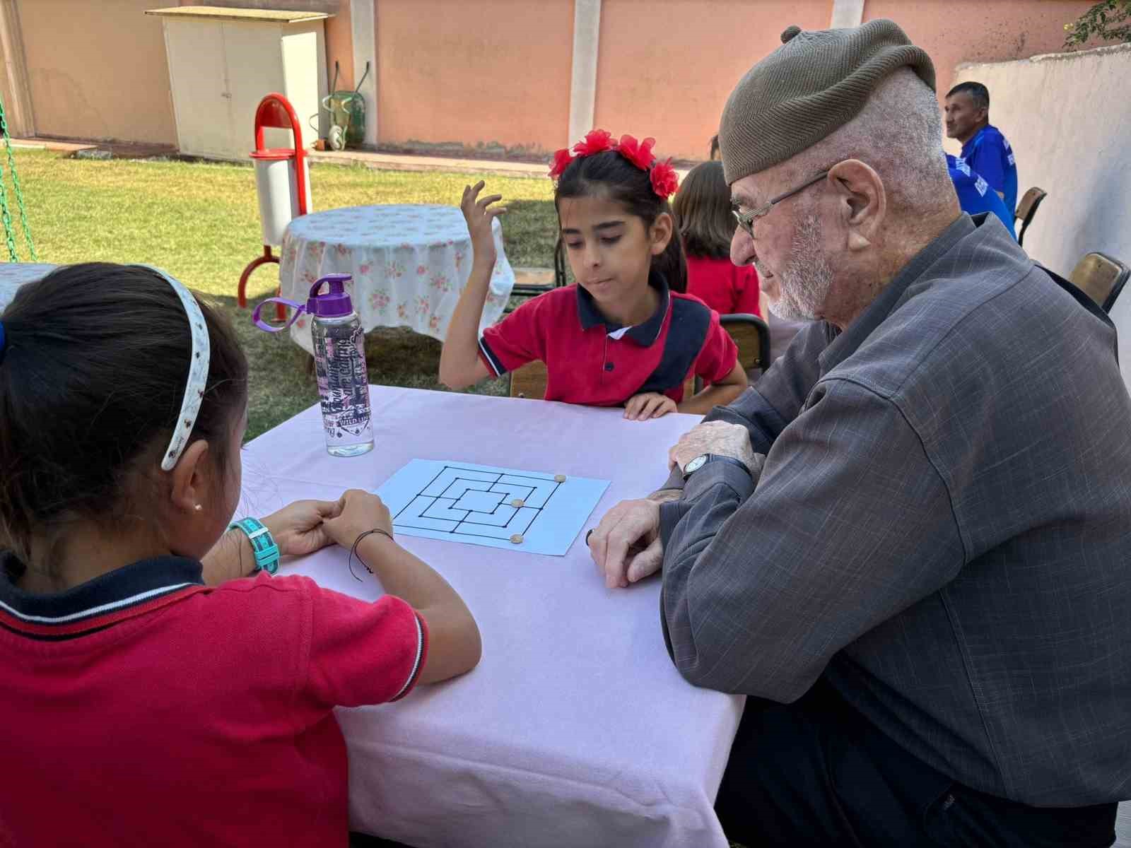 Huzurevi sakinleri ile çocuklar bir arada
