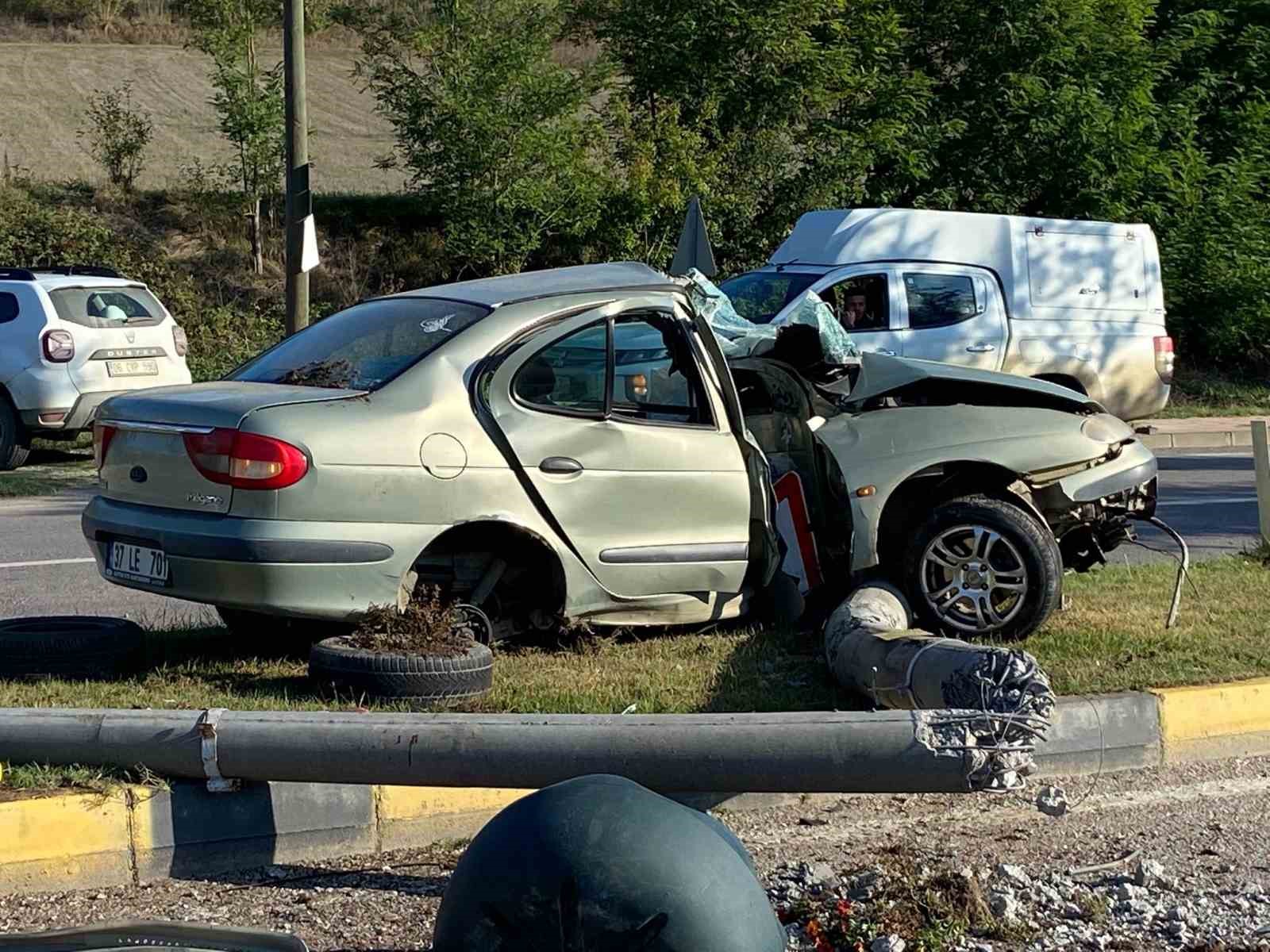 Elektrik direğine çarpan otomobilin sürücüsü yaralandı
