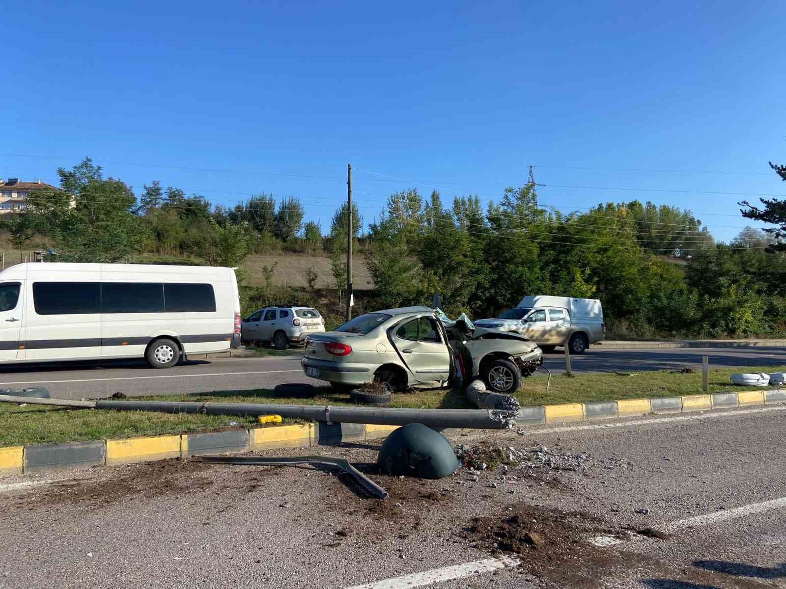 Elektrik direğine çarpan otomobilin sürücüsü yaralandı
