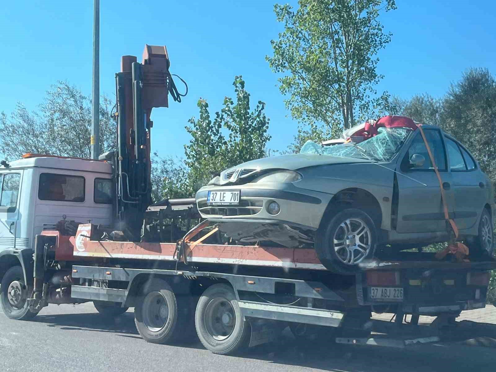 Elektrik direğine çarpan otomobilin sürücüsü yaralandı
