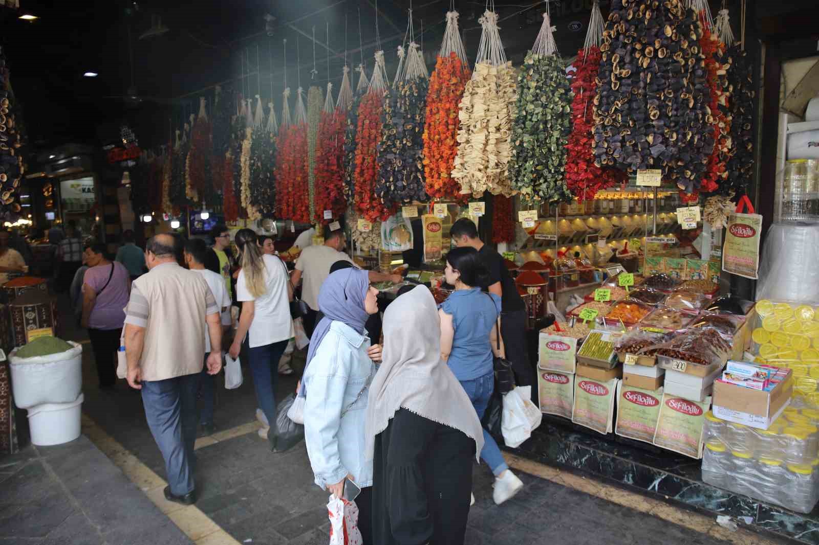 Patlıcan, kabak ve biber kurutmalıkları görsel şölen sunuyor
