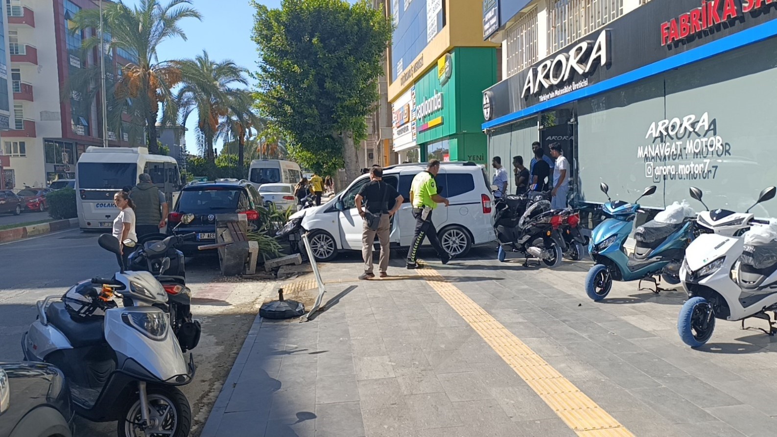 Kontrolden çıkan araç kaldırıma daldı, ölümden saniyelerle kurtuldular
