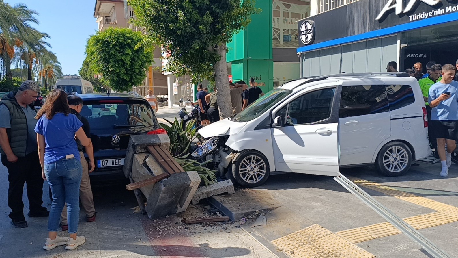 Kontrolden çıkan araç kaldırıma daldı, ölümden saniyelerle kurtuldular
