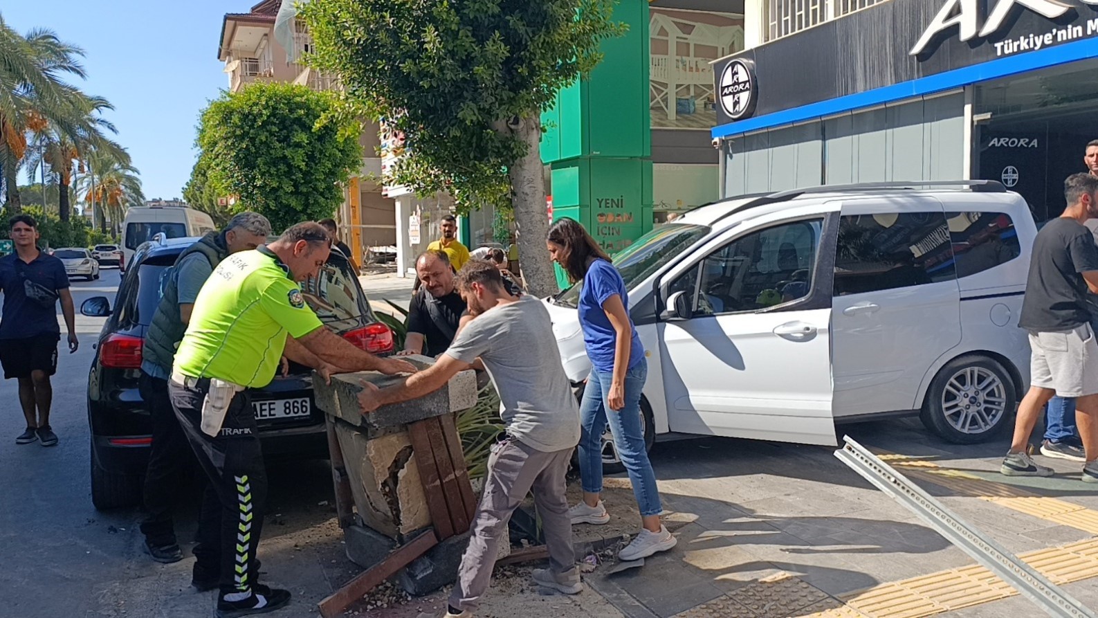 Kontrolden çıkan araç kaldırıma daldı, ölümden saniyelerle kurtuldular
