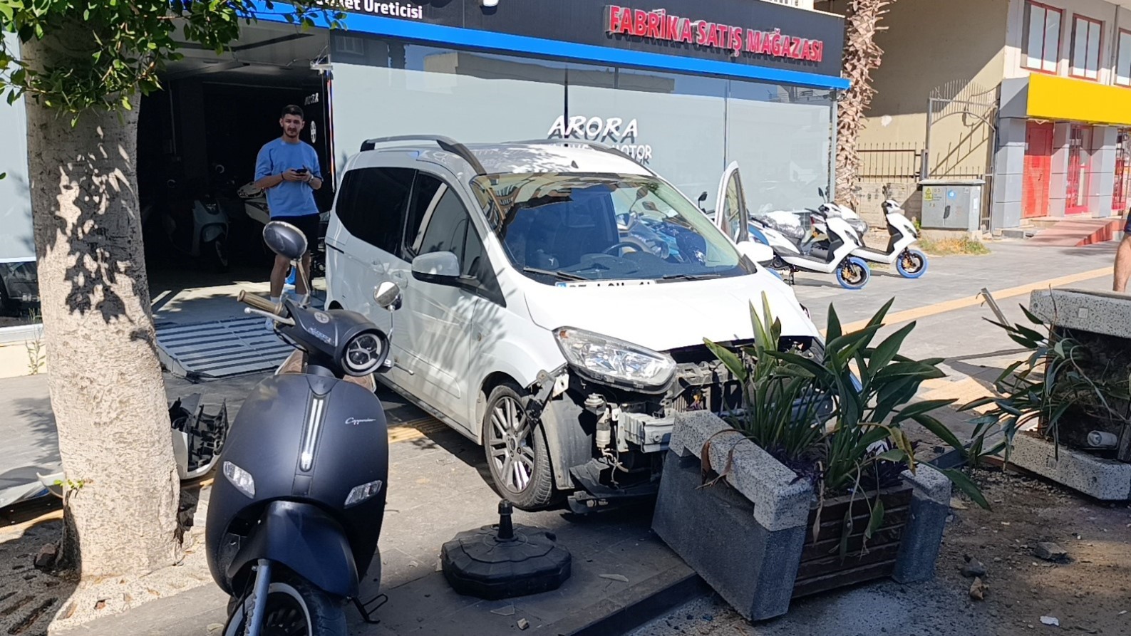 Kontrolden çıkan araç kaldırıma daldı, ölümden saniyelerle kurtuldular
