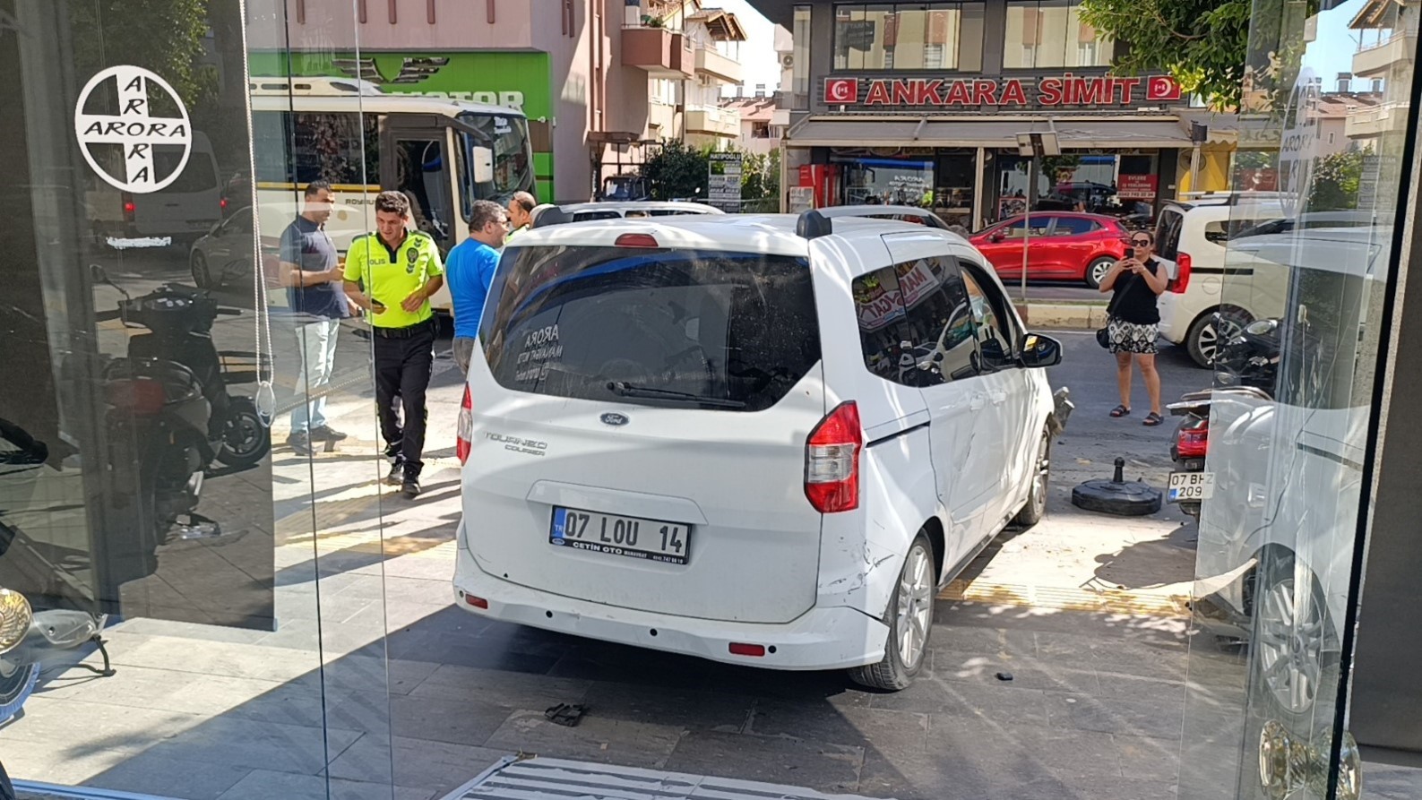 Kontrolden çıkan araç kaldırıma daldı, ölümden saniyelerle kurtuldular
