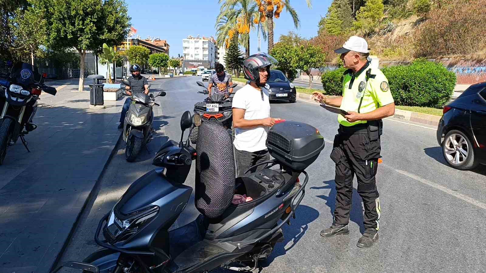 ’Ehliyetimi yeni aldım, sisteme düşmemiş’ diyen genç kız cezadan kurtulamadı
