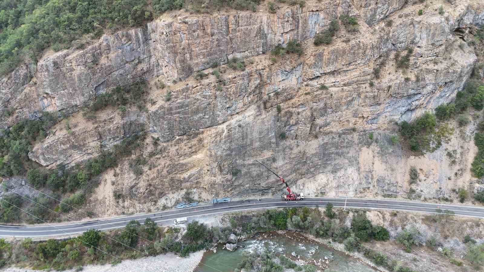 Tunceli’de kaya düşmelerinin ölüm ve yaralanmalara sebep olduğu yola çelik ağ
