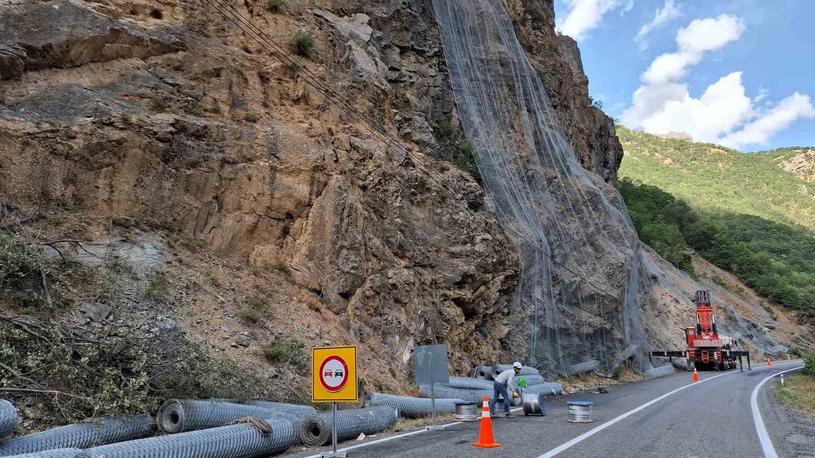 Tunceli’de kaya düşmelerinin ölüm ve yaralanmalara sebep olduğu yola çelik ağ
