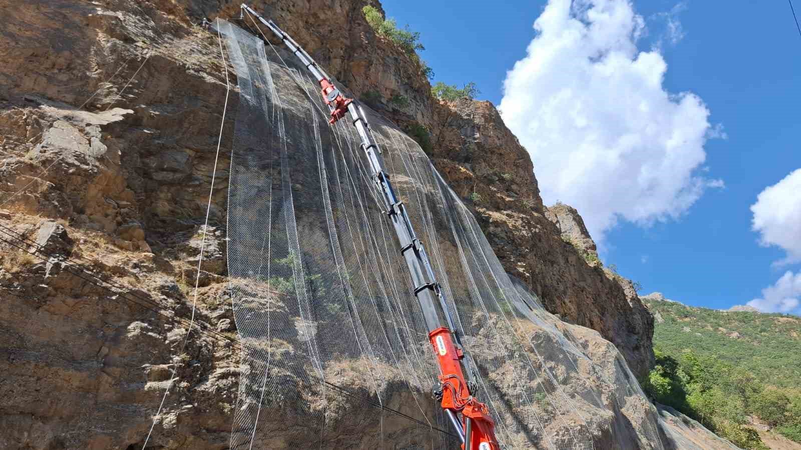 Tunceli’de kaya düşmelerinin ölüm ve yaralanmalara sebep olduğu yola çelik ağ
