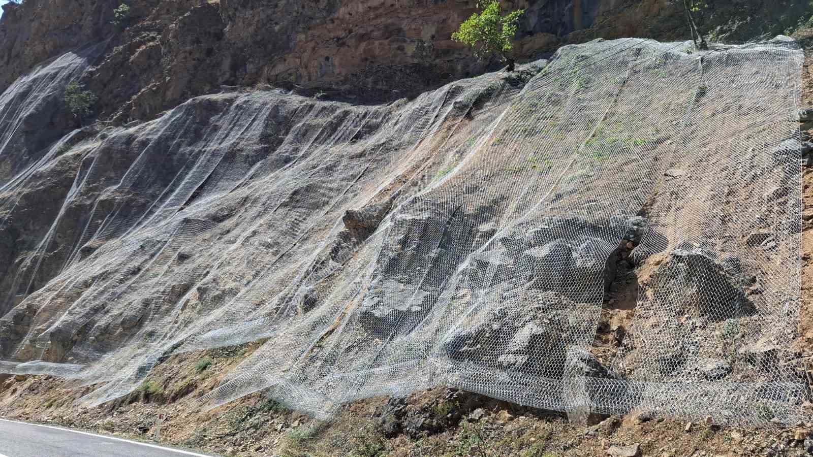 Tunceli’de kaya düşmelerinin ölüm ve yaralanmalara sebep olduğu yola çelik ağ
