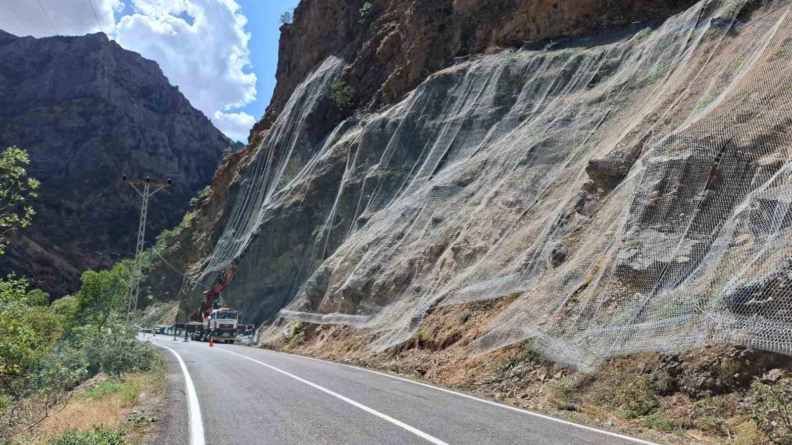 Tunceli’de kaya düşmelerinin ölüm ve yaralanmalara sebep olduğu yola çelik ağ
