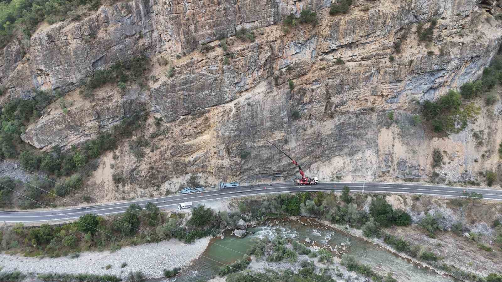 Tunceli’de kaya düşmelerinin ölüm ve yaralanmalara sebep olduğu yola çelik ağ
