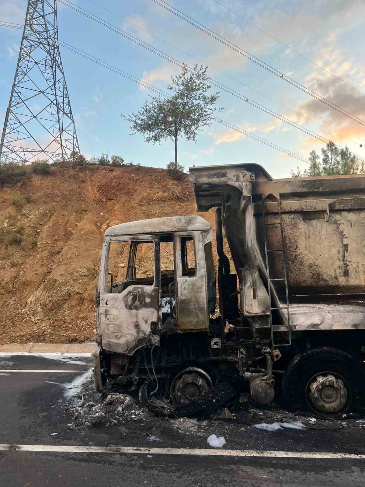 Asfalt yüklü kamyon yandı
