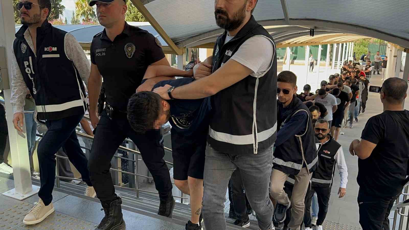 Antalya merkezli ’Kuyu-27’ operasyonunda gözaltına alınan 34 şüpheliden 32’si tutuklandı
