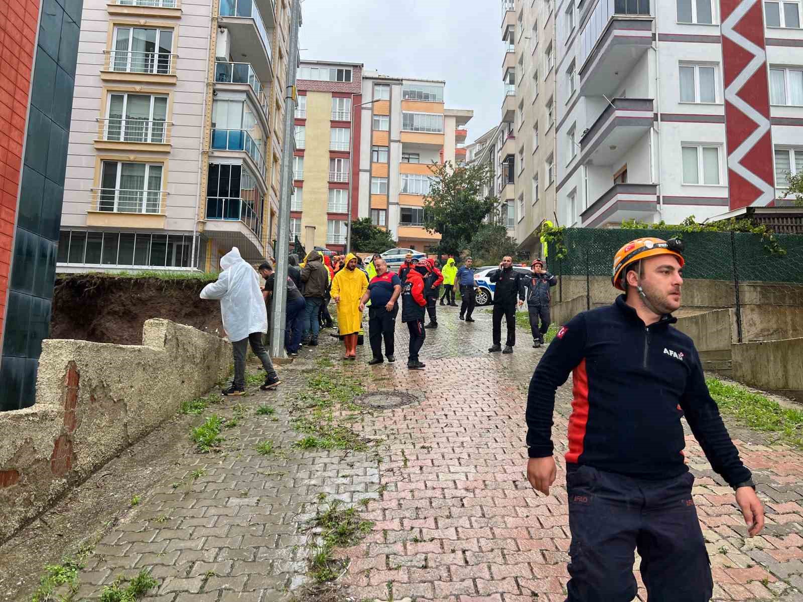 Sinop’ta istinat duvarı çöktü, bina tahliye edildi
