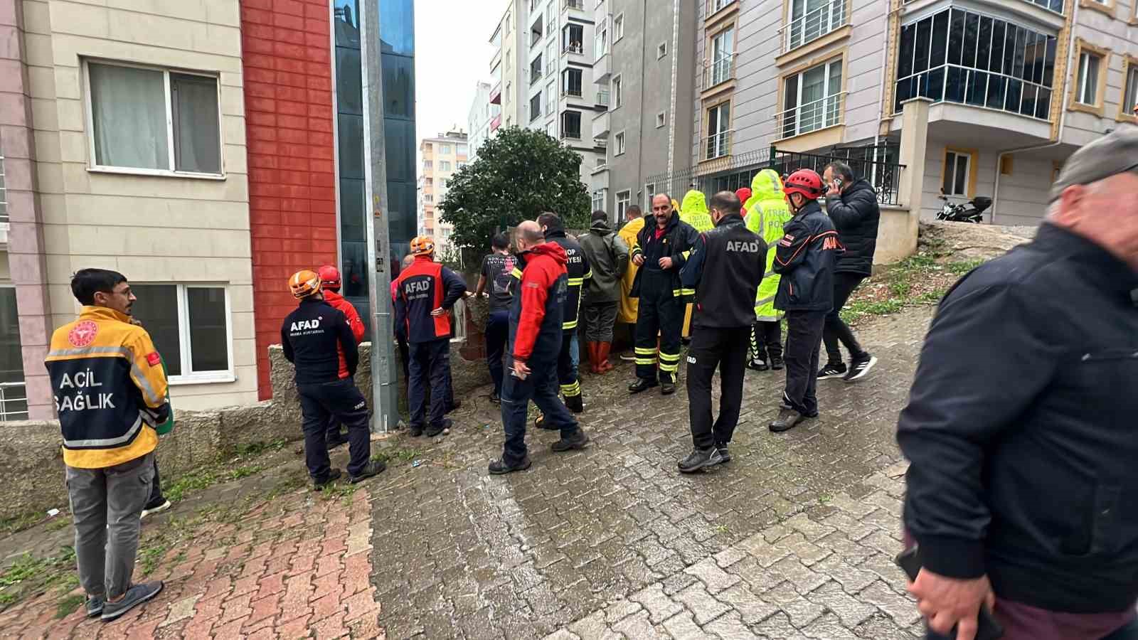 Sinop’ta istinat duvarı çöktü, bina tahliye edildi
