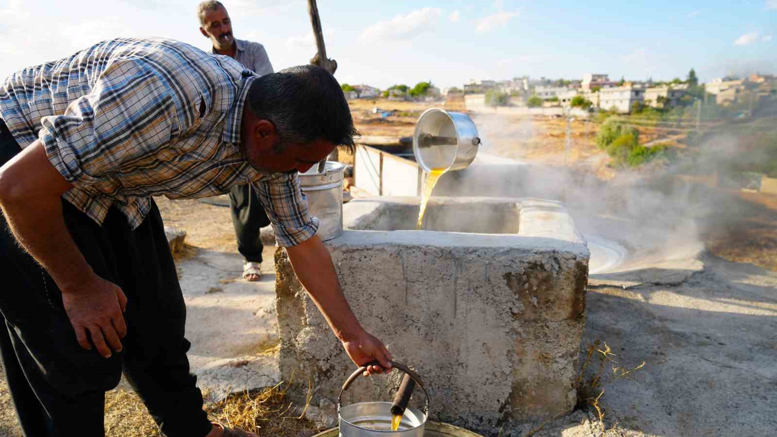 Bir asırdır geleneksel yöntemlerle üzüm pekmezi yapıyorlar
