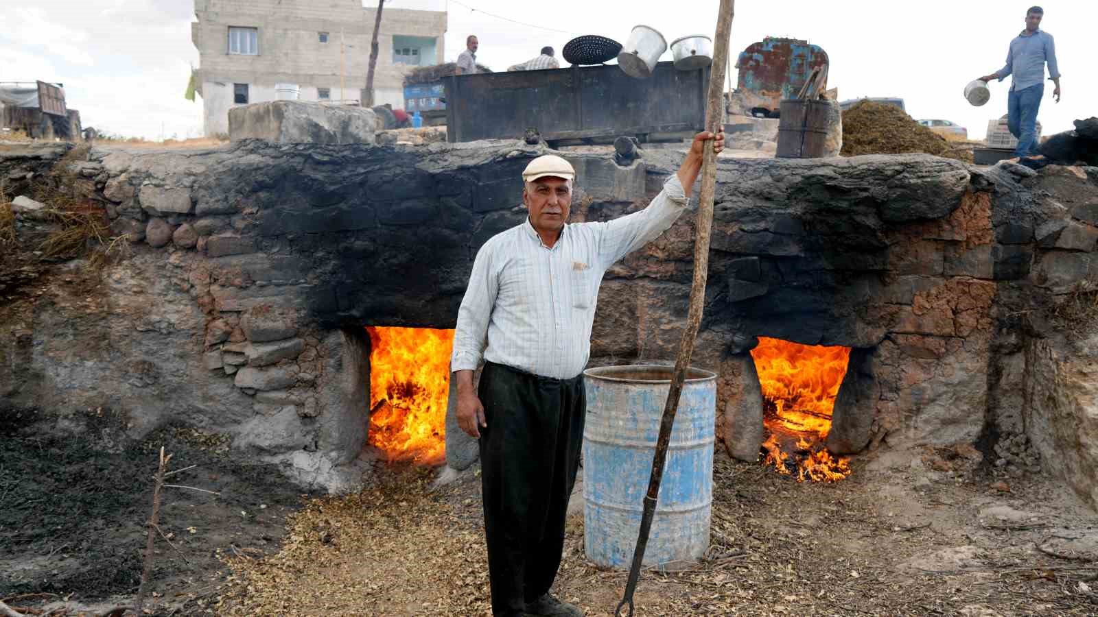 Bir asırdır geleneksel yöntemlerle üzüm pekmezi yapıyorlar
