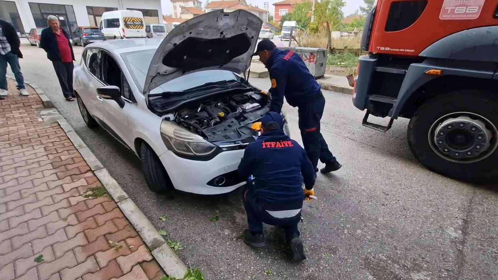 Araç motoruna giren kedileri kurtarmak için seferber oldular
