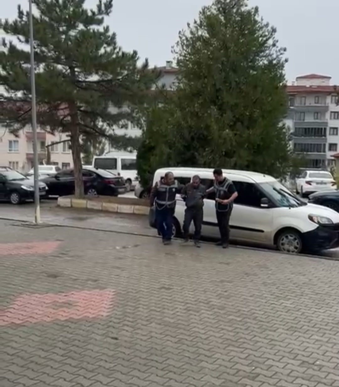 Yardım için toplanan paraları çalan hırsız polisten kaçamadı
