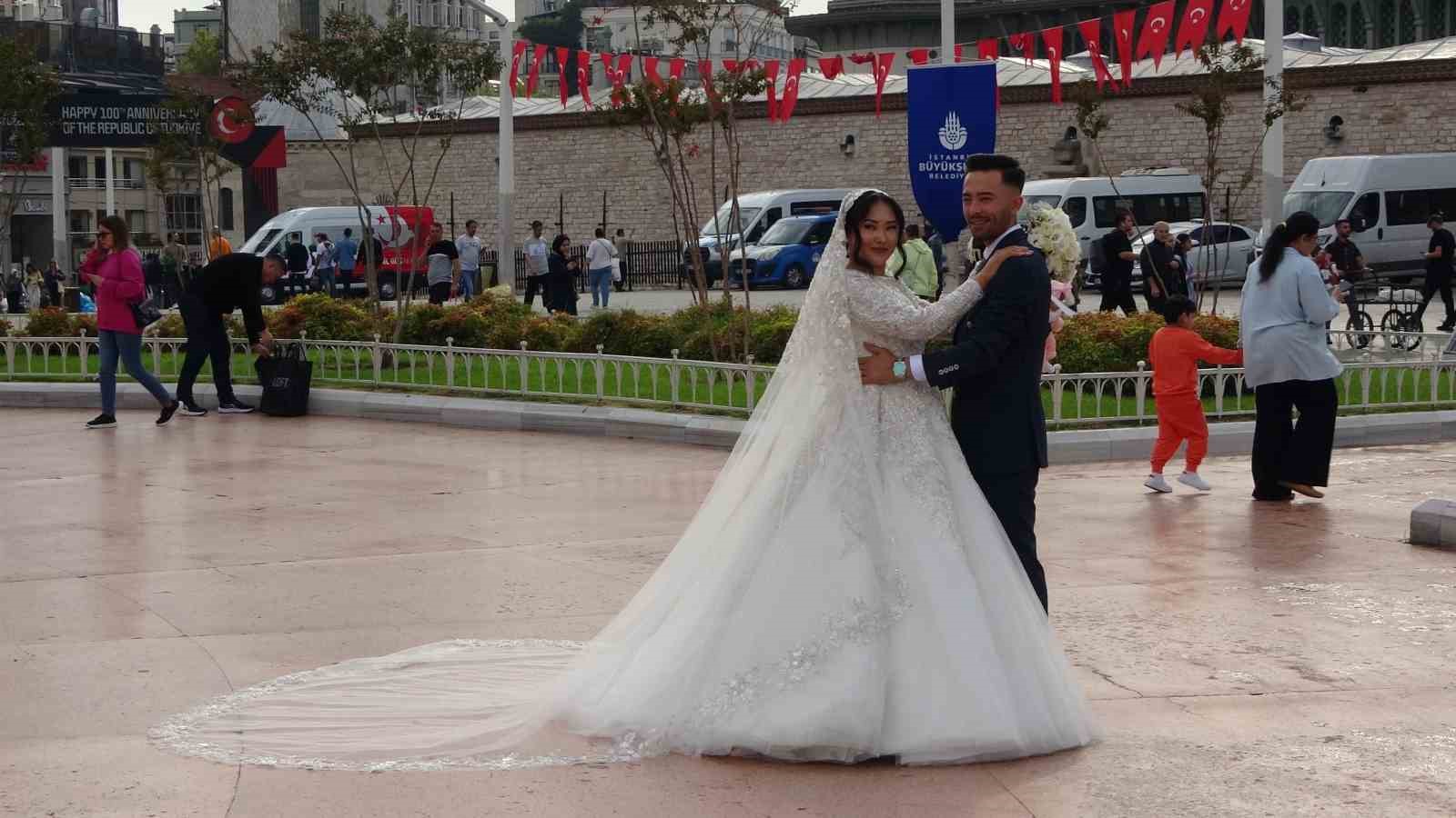 Taksim’de objektiflere gülümseyen Faslı gelin ve damat büyük ilgi gördü
