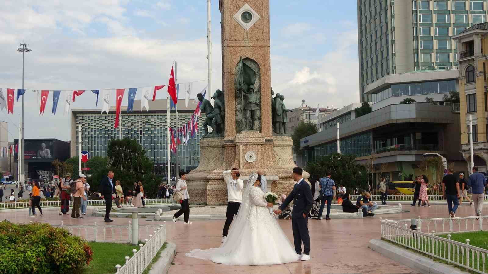 Taksim’de objektiflere gülümseyen Faslı gelin ve damat büyük ilgi gördü
