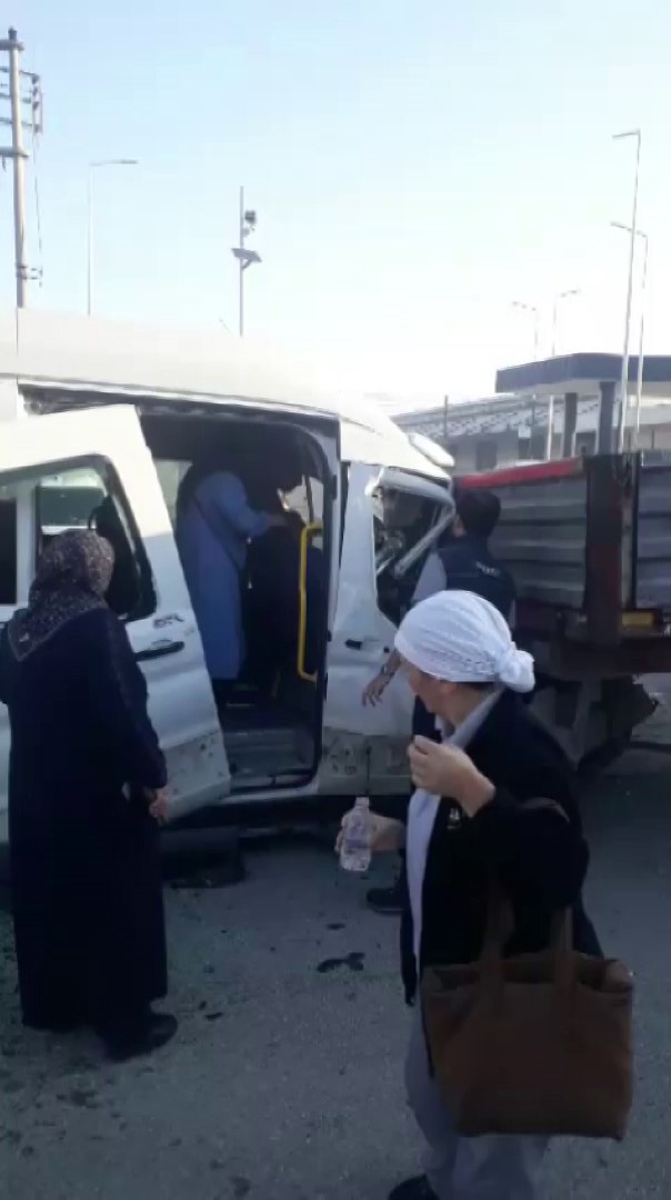 Servis minibüsü park halindeki tıra çarptı: 4 yaralı
