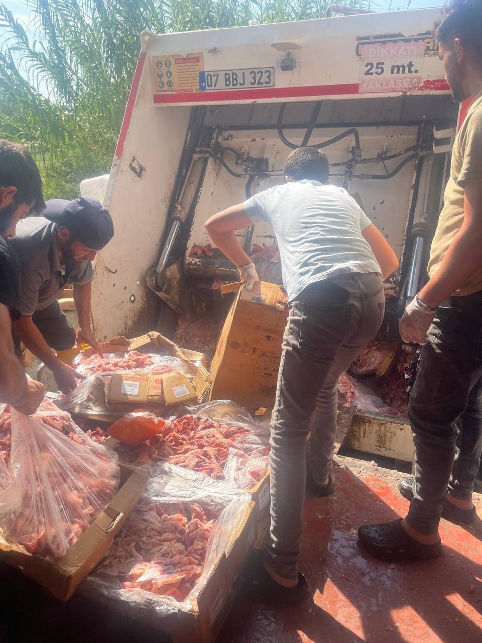 Antalya’da 17 ton bozuk tavuk ele geçirildi
