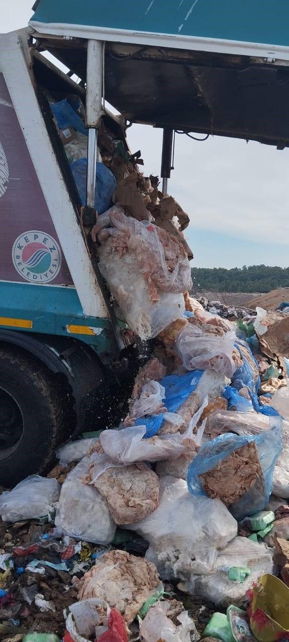 Antalya’da 17 ton bozuk tavuk ele geçirildi
