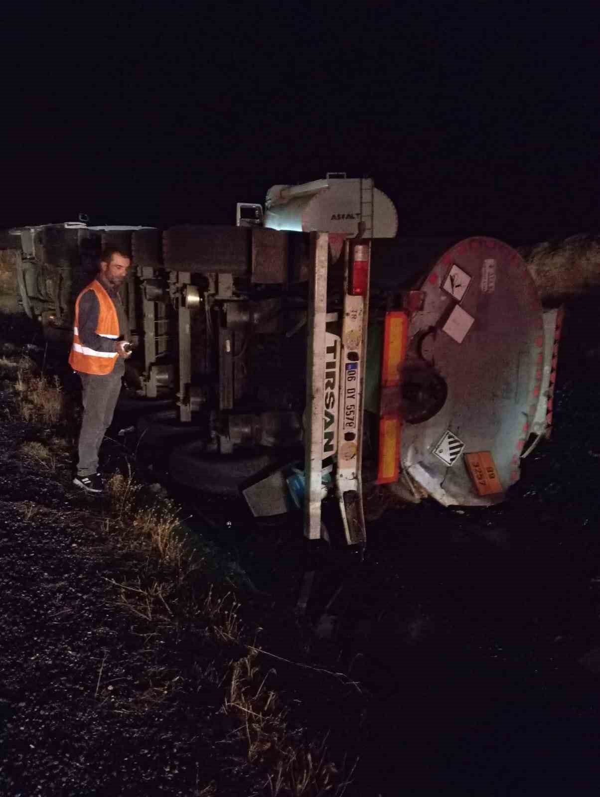 Sürücüsünün direksiyon hakimiyetini kaybettiği tanker devrildi
