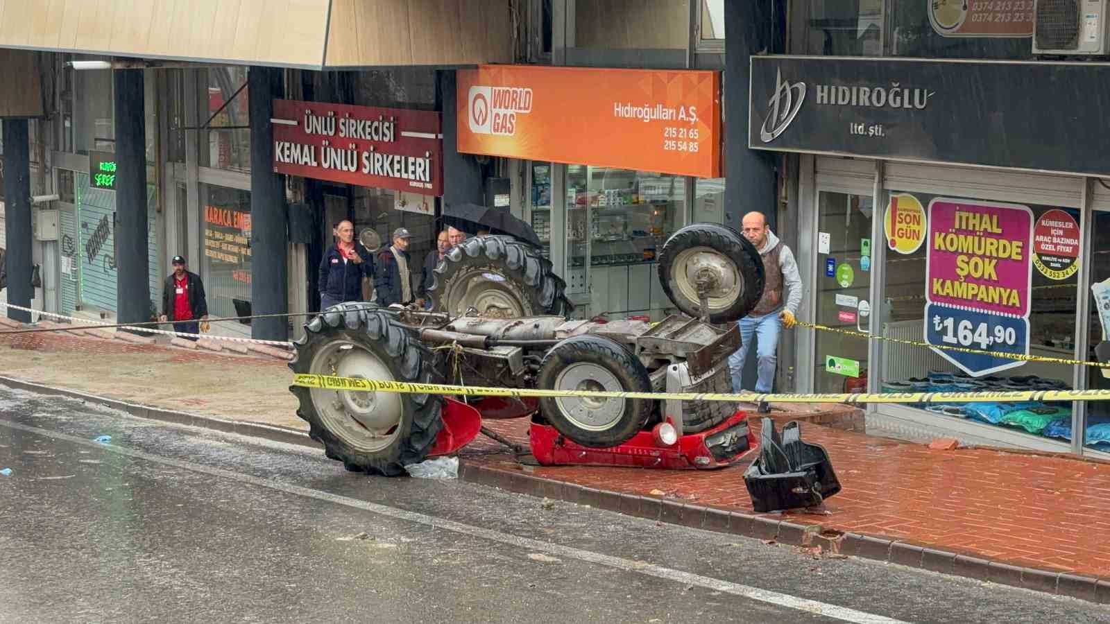 Devrilen traktörün altında kalan genç son yolculuğuna uğurlandı
