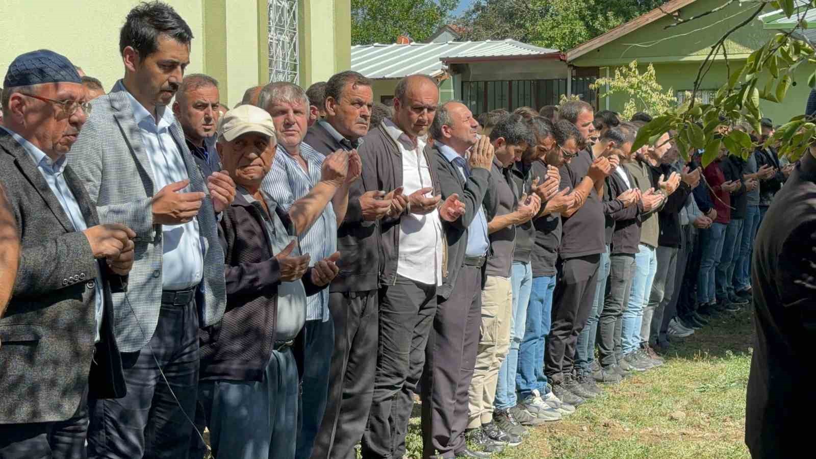 Devrilen traktörün altında kalan genç son yolculuğuna uğurlandı
