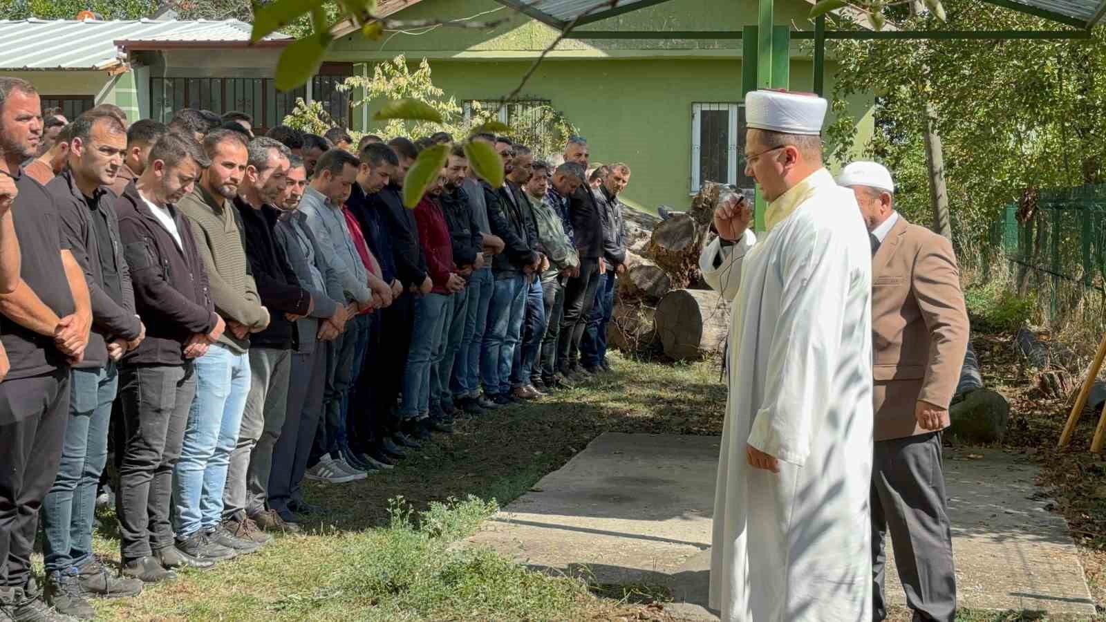 Devrilen traktörün altında kalan genç son yolculuğuna uğurlandı
