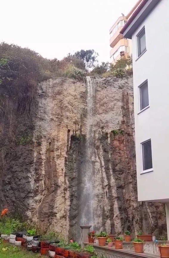 Sinop’taki yağışların ardından kayalık alanda şelale oluştu
