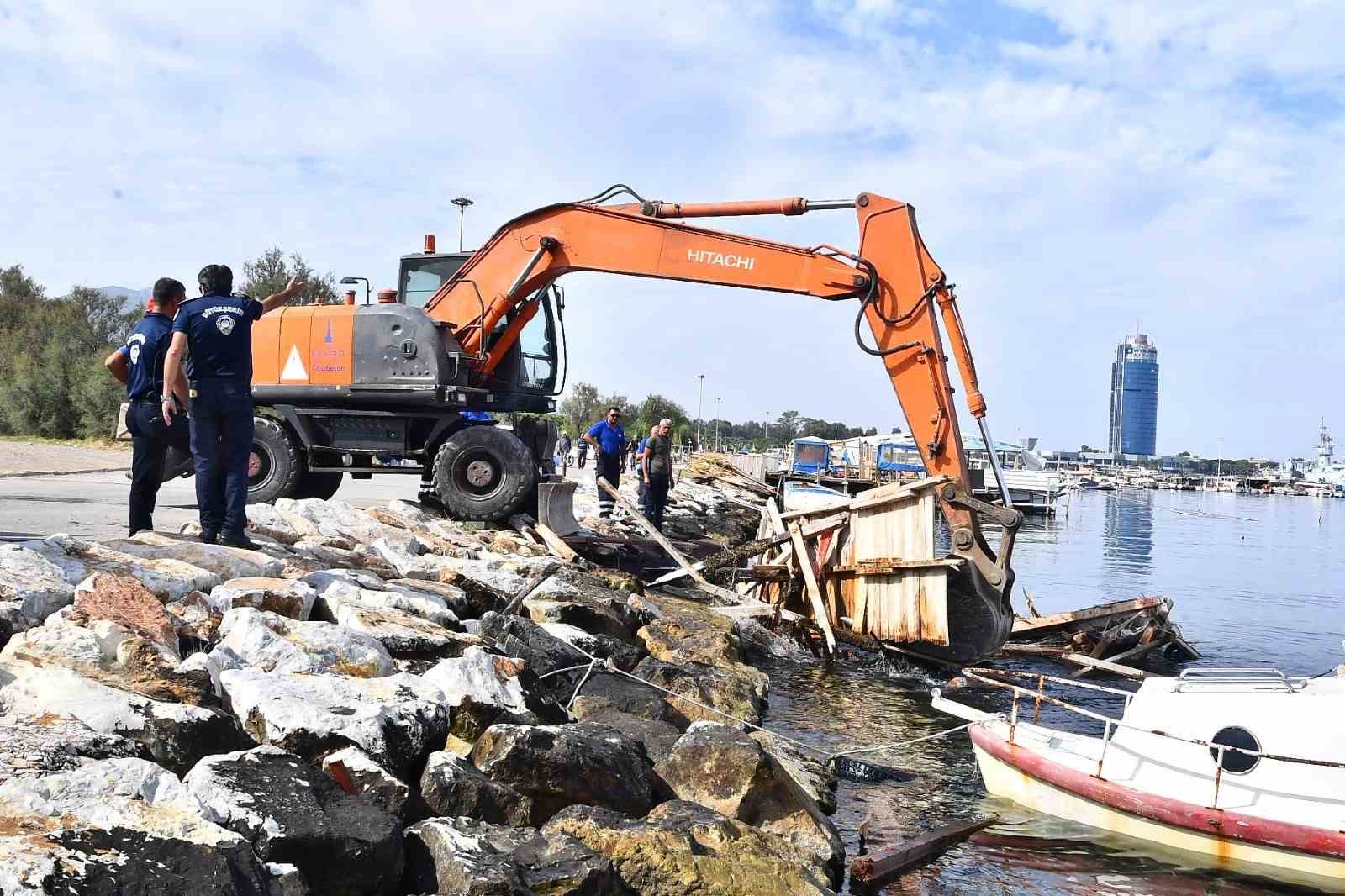 İnciraltı’nda kaçak iskele ve ahşap yapılar yıkıldı
