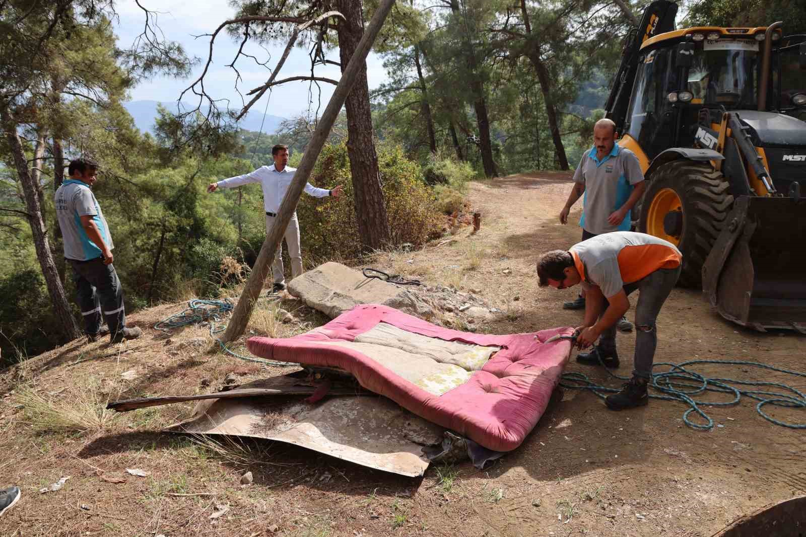 Marmaris Belediyesi’nden karayolu kenarında temizlik çalışması
