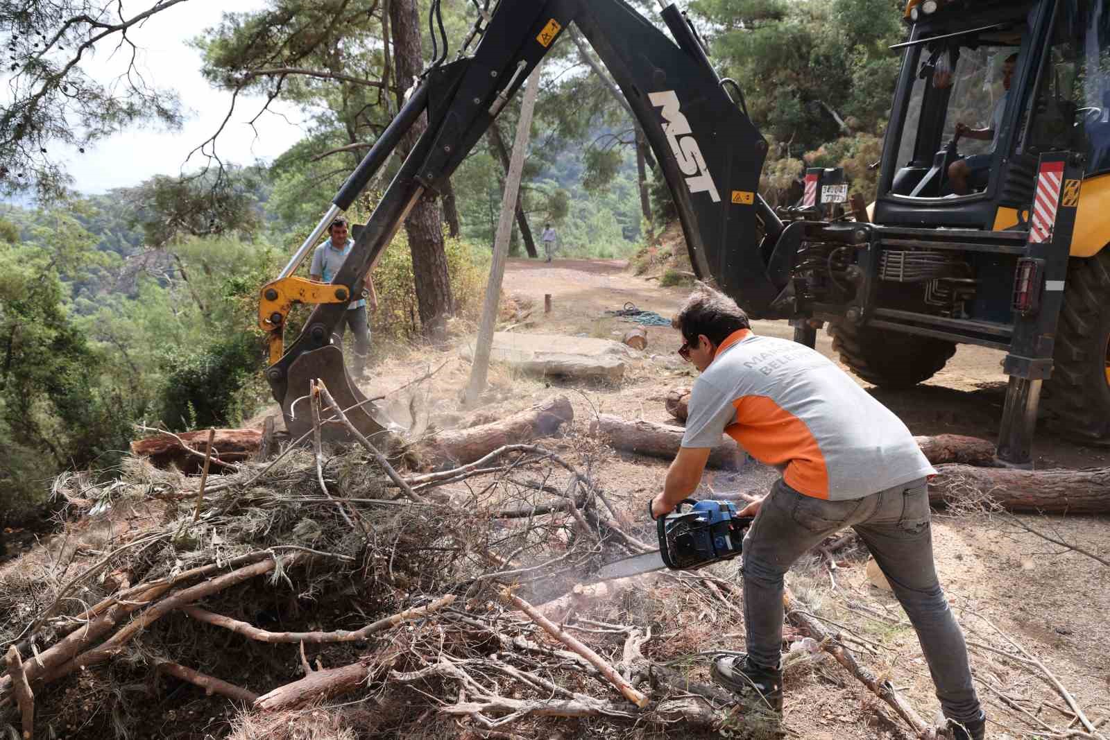 Marmaris Belediyesi’nden karayolu kenarında temizlik çalışması
