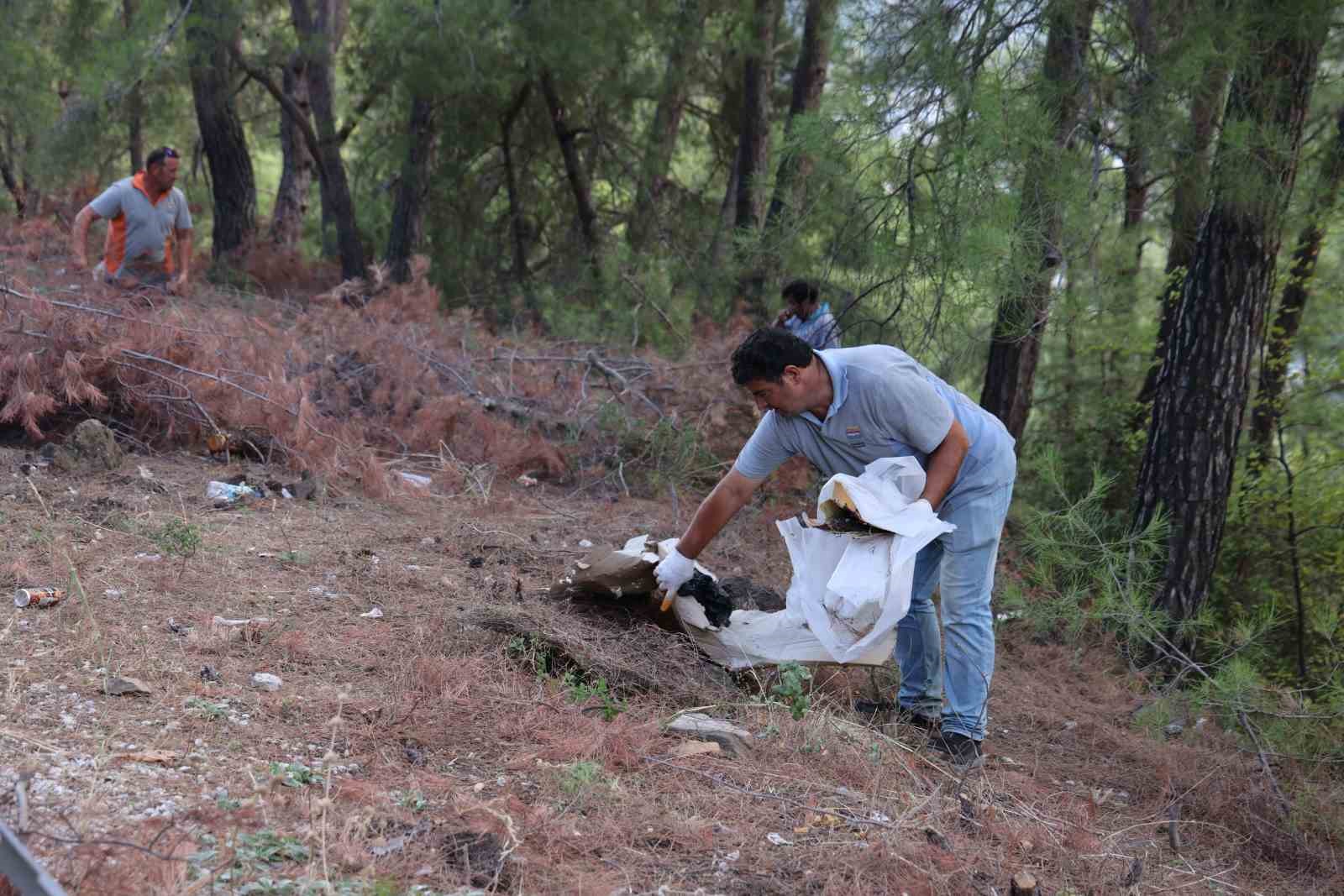 Marmaris Belediyesi’nden karayolu kenarında temizlik çalışması
