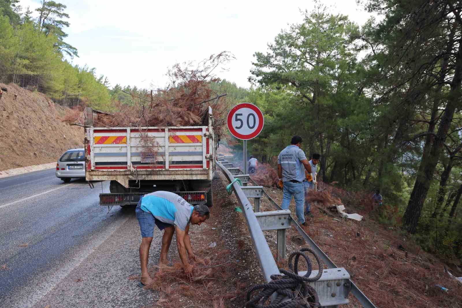 Marmaris Belediyesi’nden karayolu kenarında temizlik çalışması
