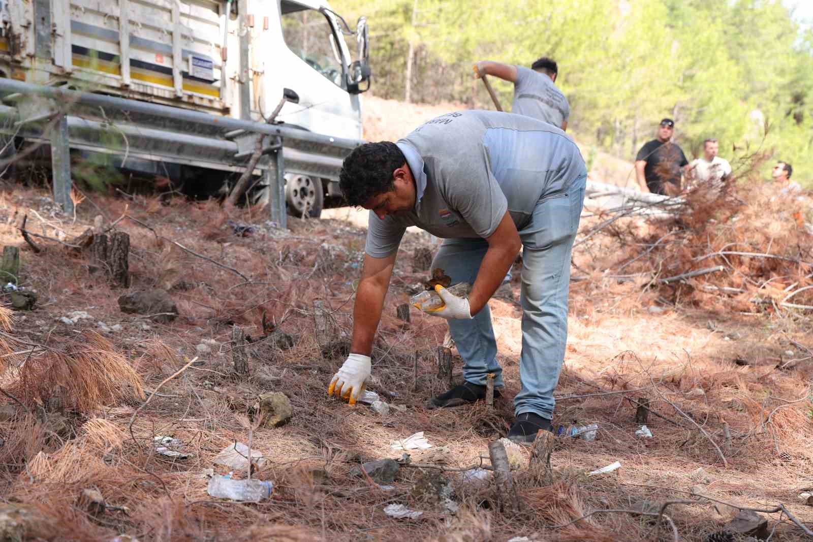 Marmaris Belediyesi’nden karayolu kenarında temizlik çalışması
