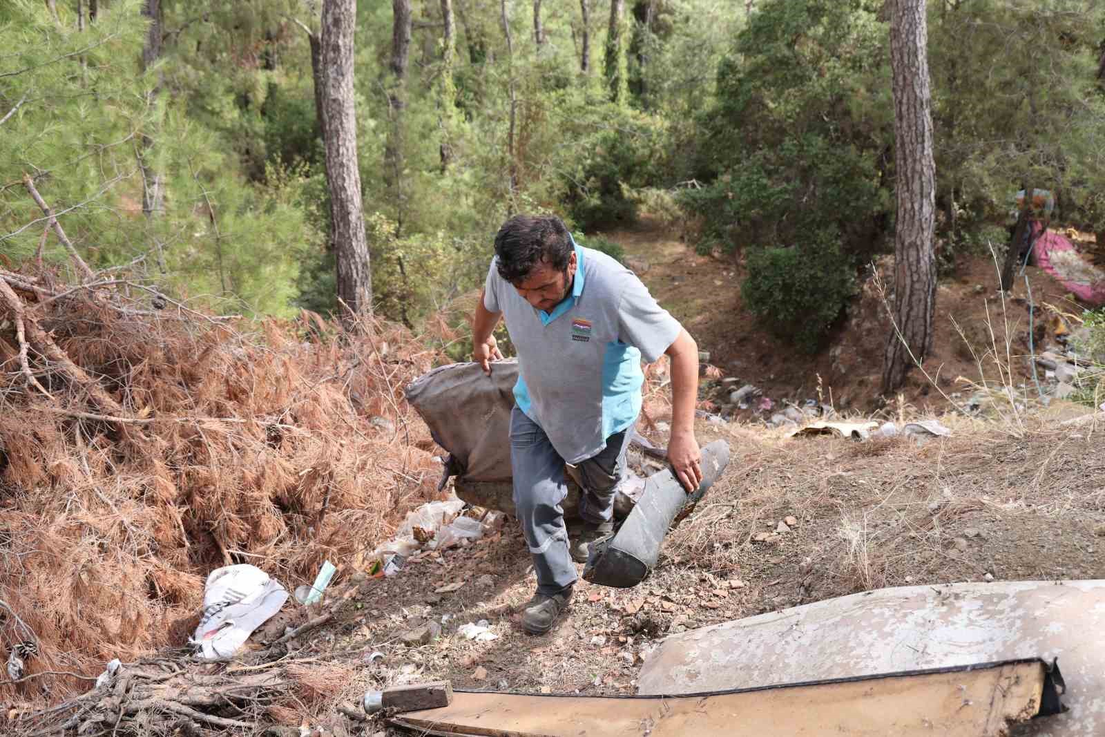 Marmaris Belediyesi’nden karayolu kenarında temizlik çalışması
